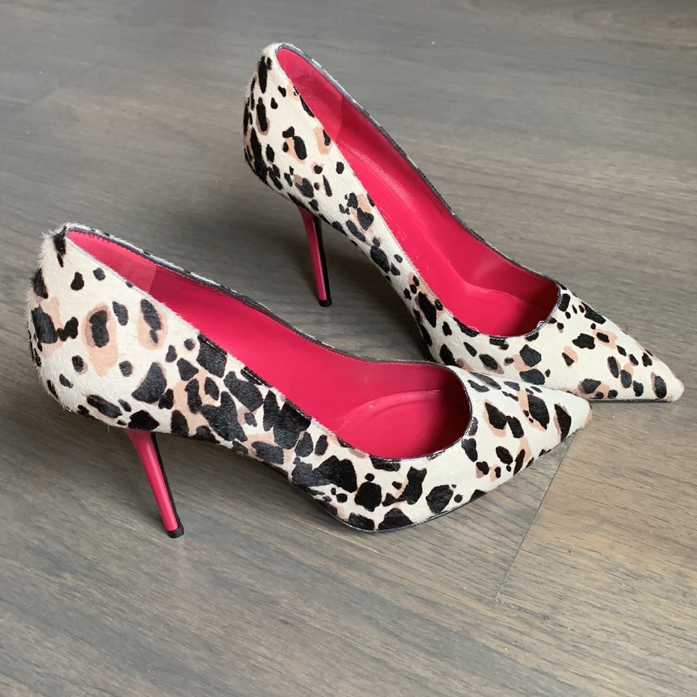 BURBERRY
Calf Hair Animal Print Pumps
Size: 9 Made in Italy - Picture 2 of 6